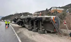 Akaryakıt Tankeri Kaza Yaptı! Büyük Tehlike: Sürücü Hastaneye Kaldırıldı!