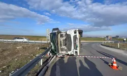 Çöp Yüklü TIR'ın Devrilmesiyle Korku Dolu Anlar! Sürücü Sıkışarak Yaralandı!