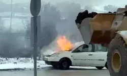 Seyir Halindeyken Alev Alan Otomobildeki Yangına İş Makinesi Müdahalesi: O Anlar Kamerada!