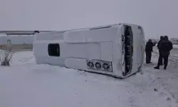 İşçi Servisi Devrildi: 15 Kişi Yaralandı, Şoför Hayatta Kaldı!