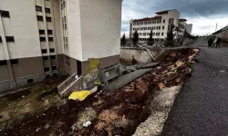 Dehşet Anı Kamerada! Okulun İstinat Duvarı Çöktü, Öğrenciler Korku İçinde Kaçtı!