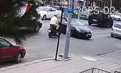 Dehşet Anları! Motosiklet Otomobille Çarpıştı, İki Kişi Yere Savruldu!