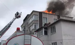 Faciadan Dönüldü! Çatı Katında Çıkan Yangın İtfaiye Ekiplerini Zorladı!