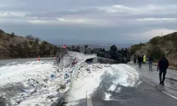 Un Yüklü TIR Devrildi! Tüm Yol Unla Kaplandı, Şoför Hayatını Kaybetmekten Son Anda Kurtuldu!