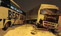 Feci Kaza! Yolcu Otobüsü ile TIR Kar ve Buzda Kayarak Çarpıştı, 2 Yaralı!