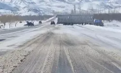 Feci Kaza! TIR ile Otomobil Çarpıştı, 2 Kişi Yaralandı!