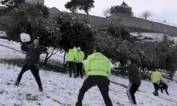 Beyaza Büründü! Kar Topu Savaşları Polislerle Şölen Gibi!