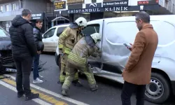 Feci Kaza! Ticari Araçlar Çarpıştı, Sürücü Mahsur Kaldı!