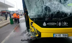 Korkunç Kaza! İETT Otobüsü Minibüsle Çarpıştı, 3 Yaralı!