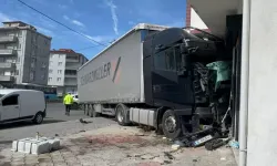 TIR Kontrolden Çıkıp Boş Dükkanla Çarpınca Kaza Anı Güvenlik Kamerasına Yansıdı!