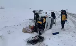 Hafif Ticari Araç ve Minibüs Kafa Kafaya Çarpıştı, Sürücüler Yaralandı