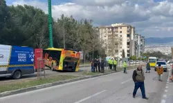 Belediye Otobüsü, Otomobil Ve Baz İstasyonu Direğine Çarptı; 9 Yaralı