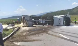 Kum Yüklü TIR Devrildi: Sürücü Yaralandı, Yolda Uzun Araç Kuyruğu Oluştu