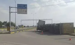 Konteyner Yüklü TIR’ın Dorsesi Devrildi: Trafik Aksadı, Sürücü Kazayı Yaralanmadan Atlattı
