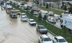 Sağanak Yağış Hayatı Olumsuz Etkiledi: Su Birikintileri ve Ulaşım Aksamaları Yaşandı