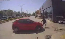 Metrelerce Savrulup Çarpan Araç Kadını Yere Yıktı: Kaza Anı Kamerada