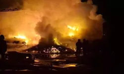 Palet Fabrikasında Gece Yarısı Yangın: Alevler 1 Saatte Kontrol Altına Alındı