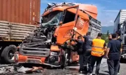 Zincirleme Kaza: 3 TIR ve 1 Minibüs Çarpıştı, 2 Kişi Yaralandı