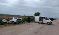 Minibüs Park Halindeki Araca Çarptı: 8 Yaralı