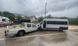 Minibüs ile Kamyonet Çarpıştı: 1 Kişi Hayatını Kaybetti, 2 Yaralı