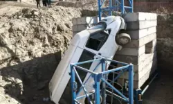 Kule Vincin Beton Bloklarına Çarpan Minibüsteki 4 Kişi Yaralandı