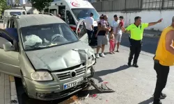 Yol Kenarına Park Edilen Araca Çarpan Araç Kazaya Neden Oldu: 4 Yaralı