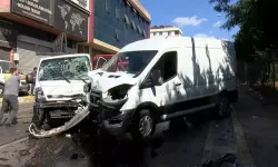 Kamyonet ile Hafif Ticari Araç Çarpıştı: 2 Yaralı