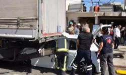 Feci Kaza: Park Halindeki TIR’a Çarpan Otomobildeki Aile Yaralandı