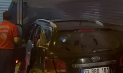 Otomobil İş Yerine Girdi: 1’i Ağır 2 Yaralı