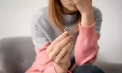 Yargıtay’dan Emsal Karar: Eşine Hakaret Eden Kocaya Tazminat ve Nafaka Cezası