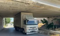 Eskişehir’de 3,5 Metrelik Köprüde Kamyonet Sıkıştı: “Tavanı Değer Değmez Durdum”