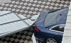 Fırtına Çatıları Uçurdu, Araçlar Zarar Gördü