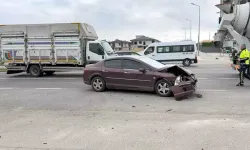 Kavşakta Kafa Kafaya Çarpışma: Biri Bebek, 2 Yaralı