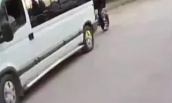 Minibüsün Altında Kalmaktan Son Anda Kurtuldu: O Anlar Kamerada