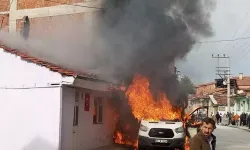 Minibüs Yangını Bitişik Evleri ve İşyerini Etkiledi
