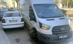 Minibüs Park Halindeki 4 Araca Çarptı: 1 Kişi Yaralandı