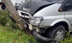 Kaygan Yolda Kontrolden Çıkan Minibüs Elektrik Direğine Çarptı