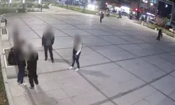 Çekirdek Kabuklarını Yere Atan 6 Genç, Süpürge ve Kürekle Temizlik Yaptı