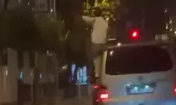 Seyir Halindeki Minibüste Tehlikeli Hareketler: İki Kişi Araçtan Sarkarak Dans Etti
