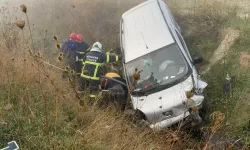 Hafif Ticari Araç Su Kanalına Uçtu: 2 Yaralı