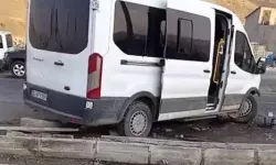 Servis Minibüsü ile Hafif Ticari Araç Çarpıştı: 13’ü Çocuk 19 Yaralı