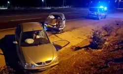 İki Otomobil Çarpıştı: 12 Kişi Yaralandı