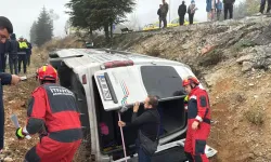 Minibüs Şarampole Devrildi: 15 Yaralı
