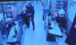 Oğlunu Darbettiğini Öne Sürdüğü Market Çalışanını Yumruklayıp Tekmeledi