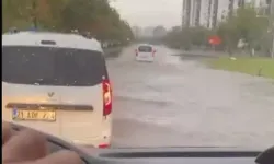 Sağanak Yağış: Cadde ve Sokaklar Suyla Doldu