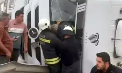 Kum Yüklü Kamyon Devrildi: Sürücü Yaralandı