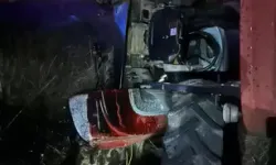 TIR ile Traktör Çarpıştı: Anne ve Oğlu Ağır Yaralı