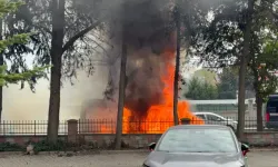 Park Halindeki Minibüs Alev Alev Yandı: Sürücü Yaralandı