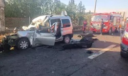 Hafif Ticari Araç Kamyona Çarptı: 3 Ölü, 3 Yaralı