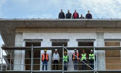 Tokat’ta İnşaat İşçileri, İskele Üzerinde Ata'yı Andı